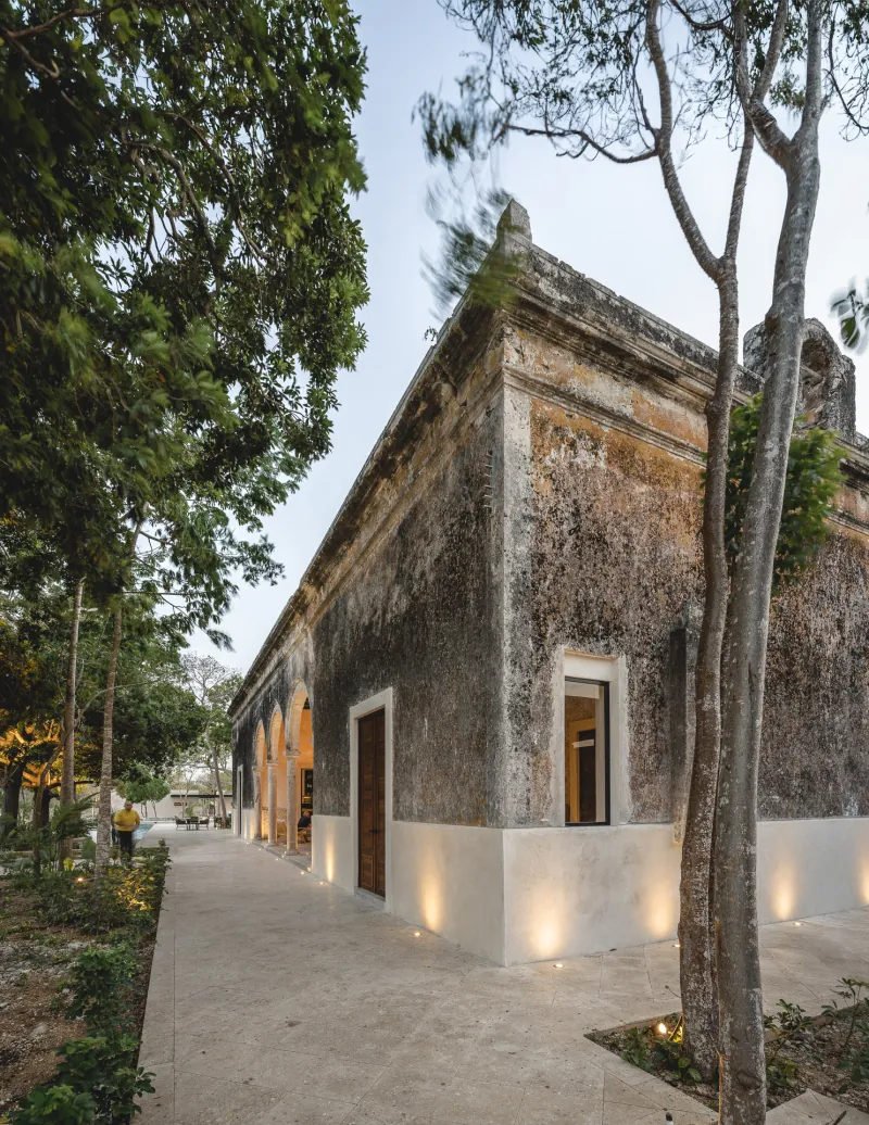 Fachada de la casa principal de la hacienda restaurada en Hacienda Kikteil, al atardecer