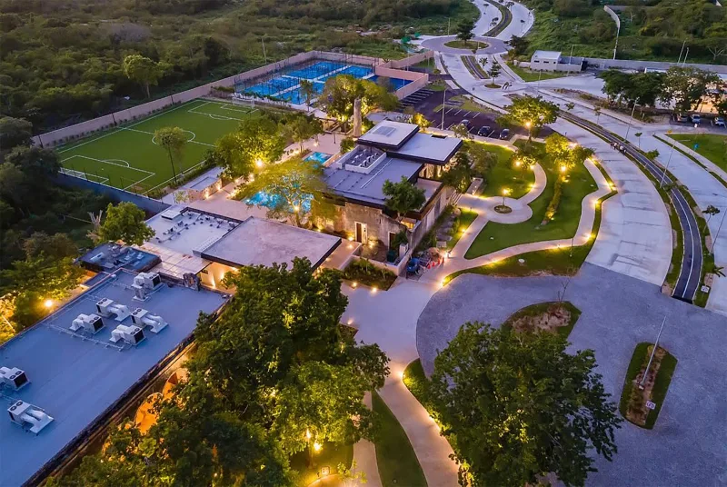 Vista aérea nocturna de la Casa Club de Hacienda Kikteil