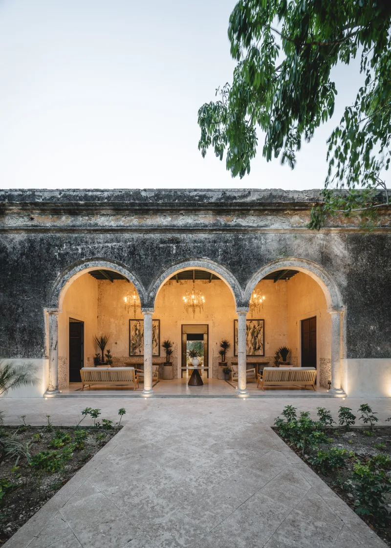 Arcos de cantería iluminados en la Casa Club de Hacienda Kikteil