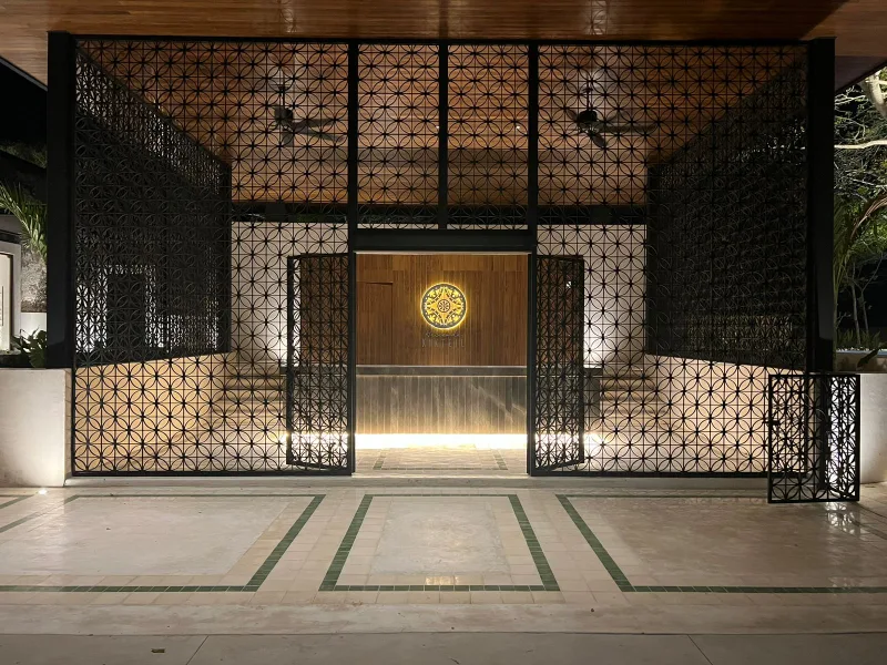 Detalle de celosía iluminada de noche en Hacienda Kikteil