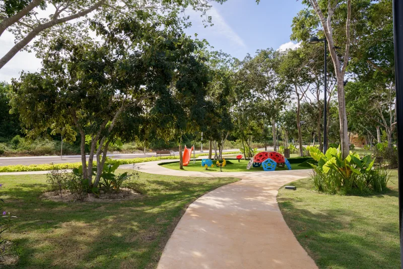 Juegos infantiles en los parques del master plan de Hacienda Kikteil