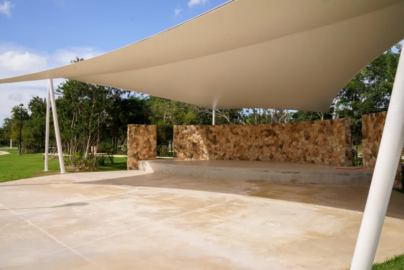 Velaria arquitectónica en los parques de Hacienda Kikteil