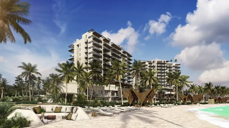 Fachada de Yucalpetén Resort Marina vista desde la playa